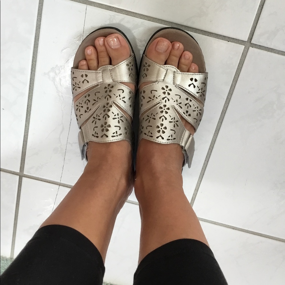 Comfy casual slip on sandals 🌻🌻 - Picture 3 of 7